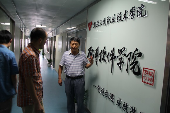 校長游敏（右一）、董事長陳相陽（右二）查看教學場所